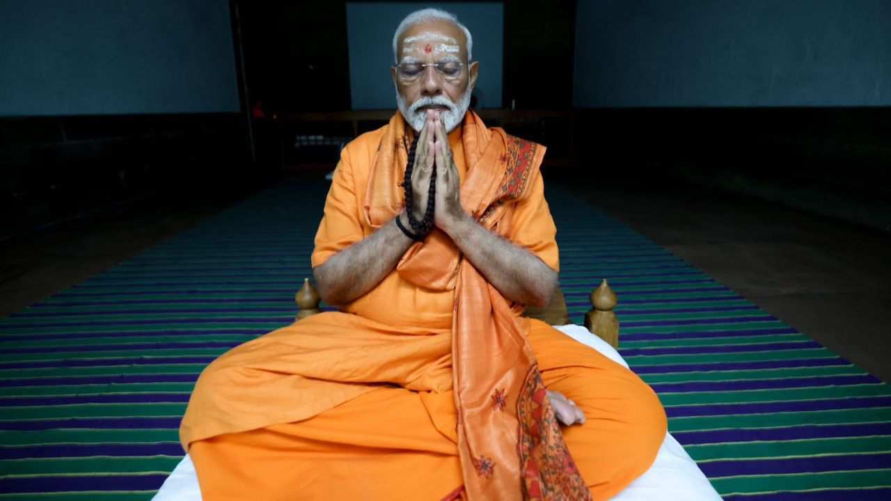 PM Modi is meditating for 45 hours in front of Vivekananda's statue in Kanyakumari